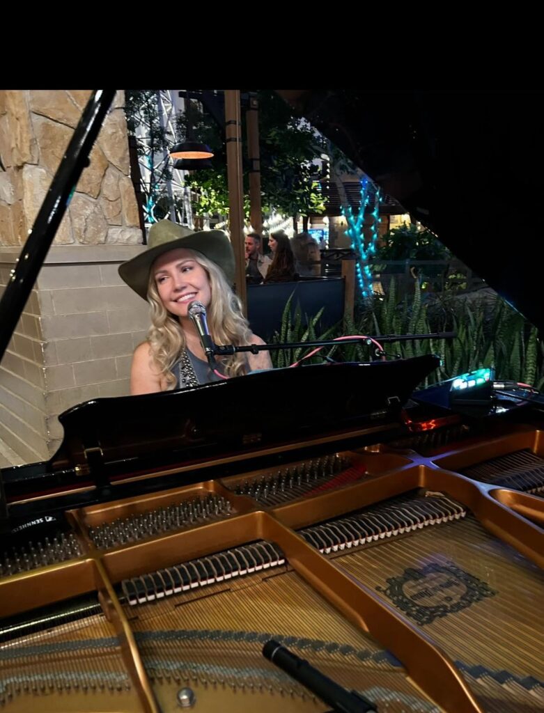 Dālene Richelle at the piano